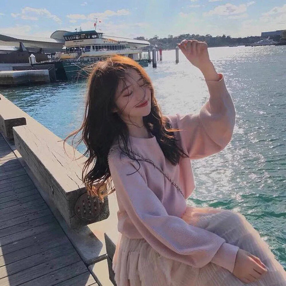 青笺未寄误红妆